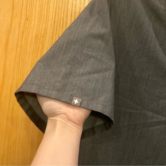 FIGS Casma Three Pocket Top - Picture 4 of 9